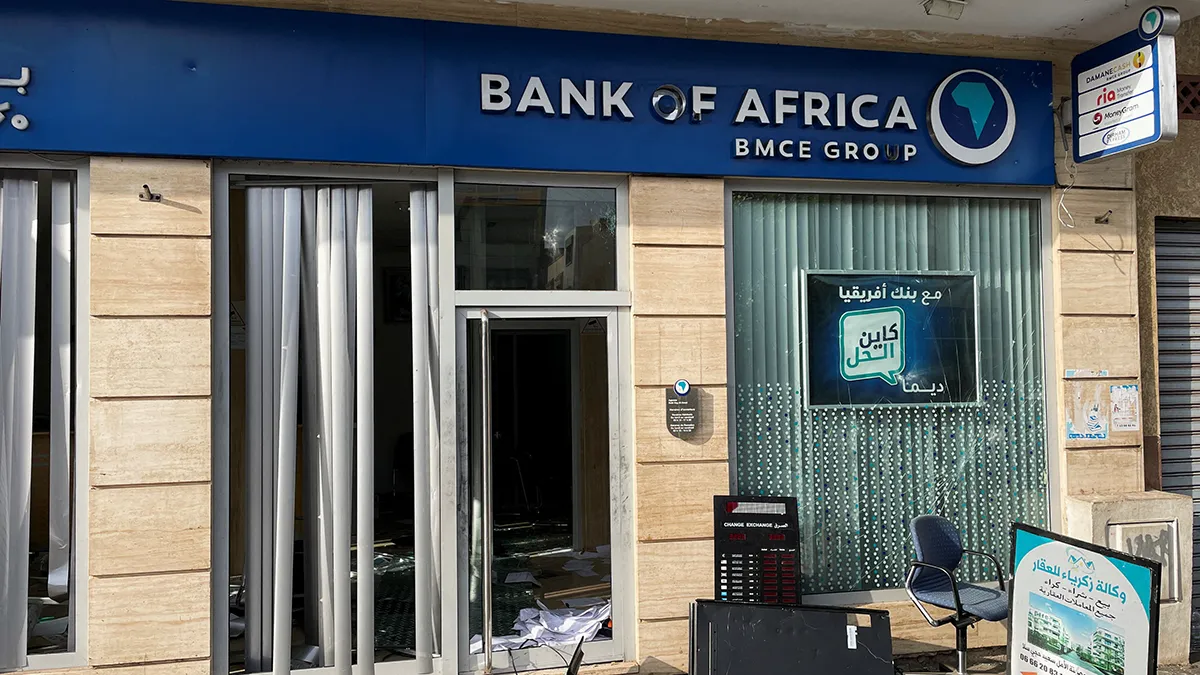 <p>Objetos dañados se encuentran afuera de un banco vandalizado, después de las protestas antigubernamentales lideradas por jóvenes, en Salé, Marruecos, el 2 de octubre de 2025 - REUTERS/ AHMED EL JECHTIMI </p>
