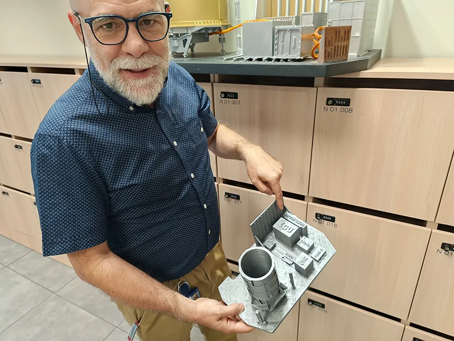 Ángel Álvaro, responsable técnico de GEO QKD, muestra una maqueta del equipo que debe volar en 2028 en un satélite. El próximo año, un equipo semejante será sometido a evaluación entre la isla de La Palma y la de Tenerife - PHOTO/JPons