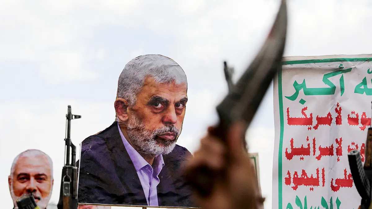 <p>Una persona sostiene una figura recortada del fallecido líder de Hamás, Yahya Sinwar, mientras manifestantes, predominantemente simpatizantes hutíes, se manifiestan para mostrar solidaridad con los palestinos en la Franja de Gaza y condenar los ataques estadounidenses en Yemen, en Saná, Yemen, el 11 de abril de 2025 - REUTERS/ KHALED ABDULLAH</p>
