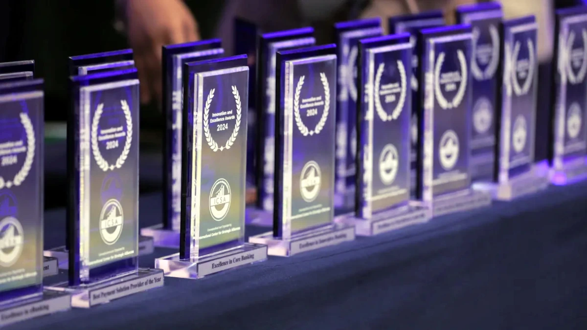 Mesa con los premios repartidos en la Global AI Summit Awards 2024 - PHOTO/GAIN