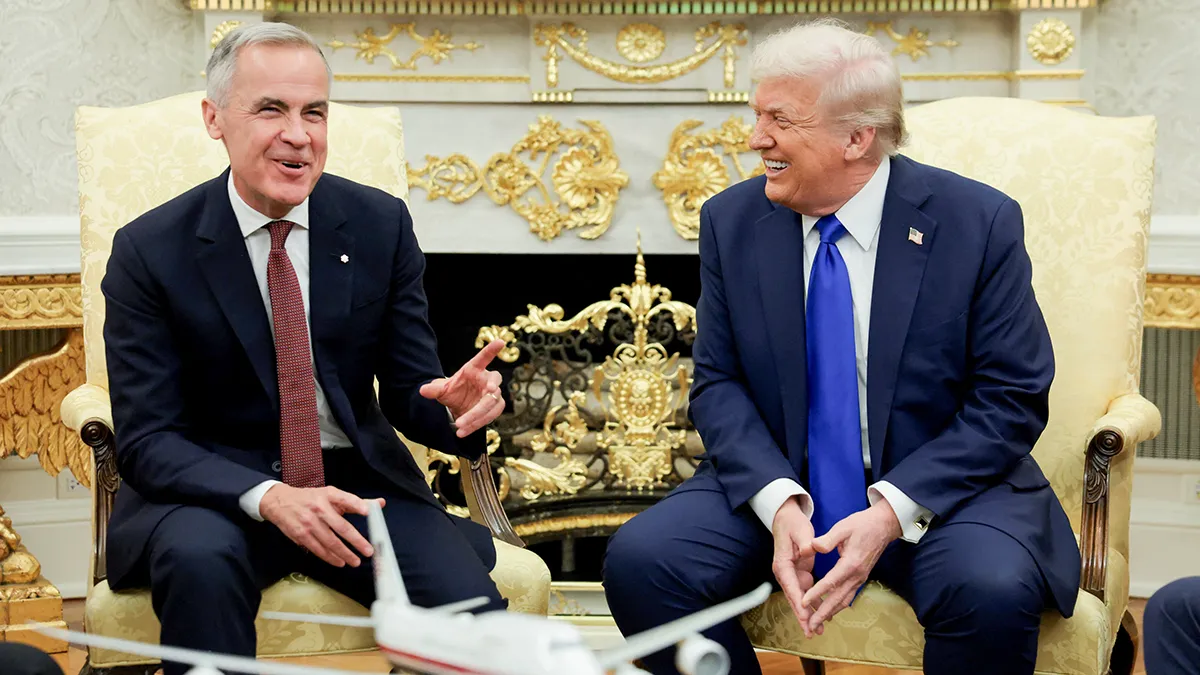 El presidente de Estados Unidos, Donald Trump, y el primer ministro de Canadá, Mark Carney, se reúnen en la Oficina Oval de la Casa Blanca en Washington, DC, EE.UU., el 7 de octubre de 2025 - REUTERS/ EVELYN HOCKSTEIN
