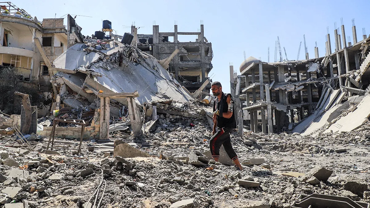 <p>Un palestino camina entre escombros mientras inspecciona los daños después de la operación israelí en el barrio de Sabra en la ciudad de Gaza, el 8 de octubre de 2025 - REUTERS/ EBRAHIM HAJJAJA</p>
