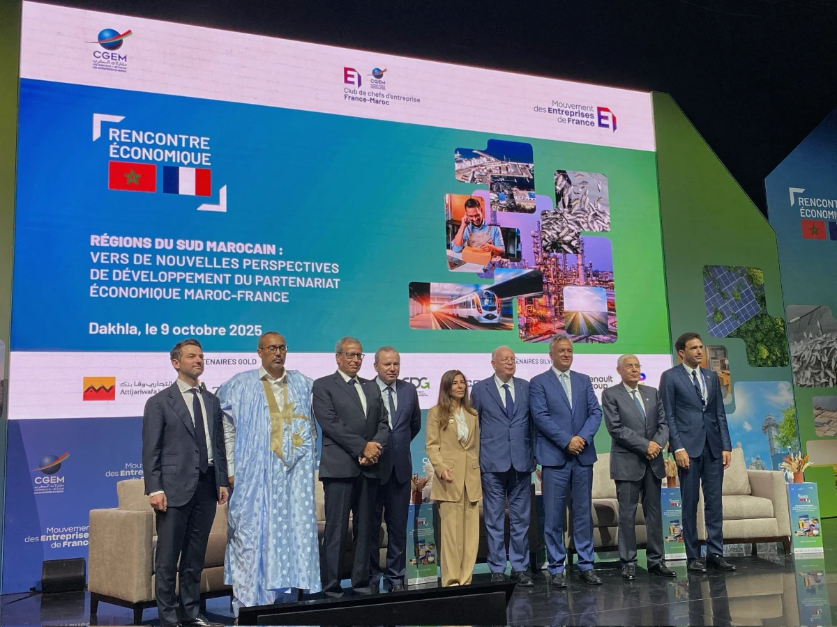 Foto de familia durante la celebración del Foro Económico Francia-Marruecos en Dajla - PHOTO/CGEM