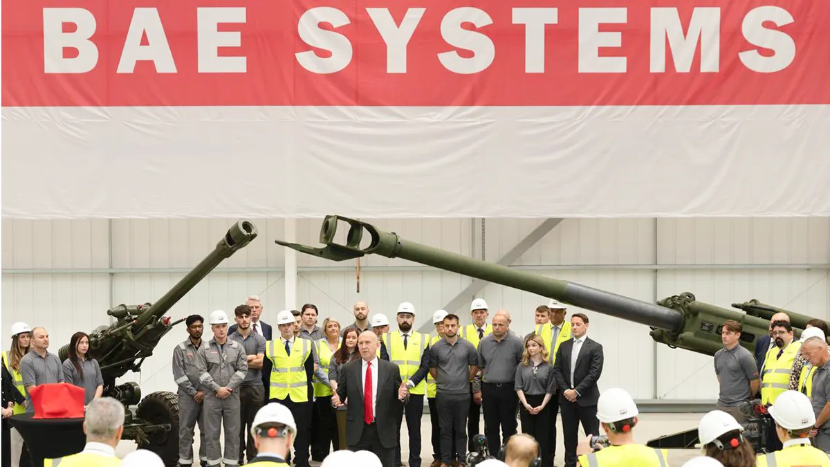 Un campo prioritario de BAE es el de Plataformas y Servicios, con plantas de producción en el Reino Unido, Estados Unidos y Suecia. En imagen, el secretario de Defensa, John Healey, inaugura una nueva factoría en Sheffield - PHOTO/BAE Systems