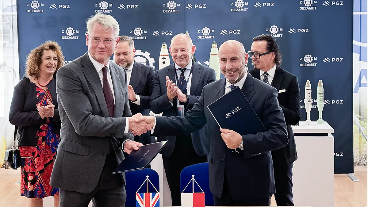 El timón de BAE Systems está desde julio de 2017 en manos del ingeniero Charles Woodburn (izquierda), quien ha conseguido levantar factorías, centros de negocios y empresas propias o mixtas en más de 40 naciones - PHOTO/BAE Systems