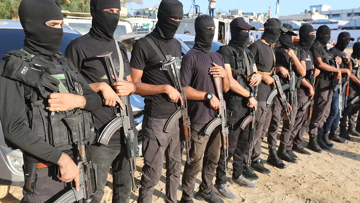 <p>Militantes palestinos hacen guardia el día en que los rehenes retenidos en Gaza son entregados al Comité Internacional de la Cruz Roja (CICR) en Khan Younis, sur de la Franja de Gaza, el 13 de octubre de 2025 - REUTERS/ RAMADAN ABED</p>
