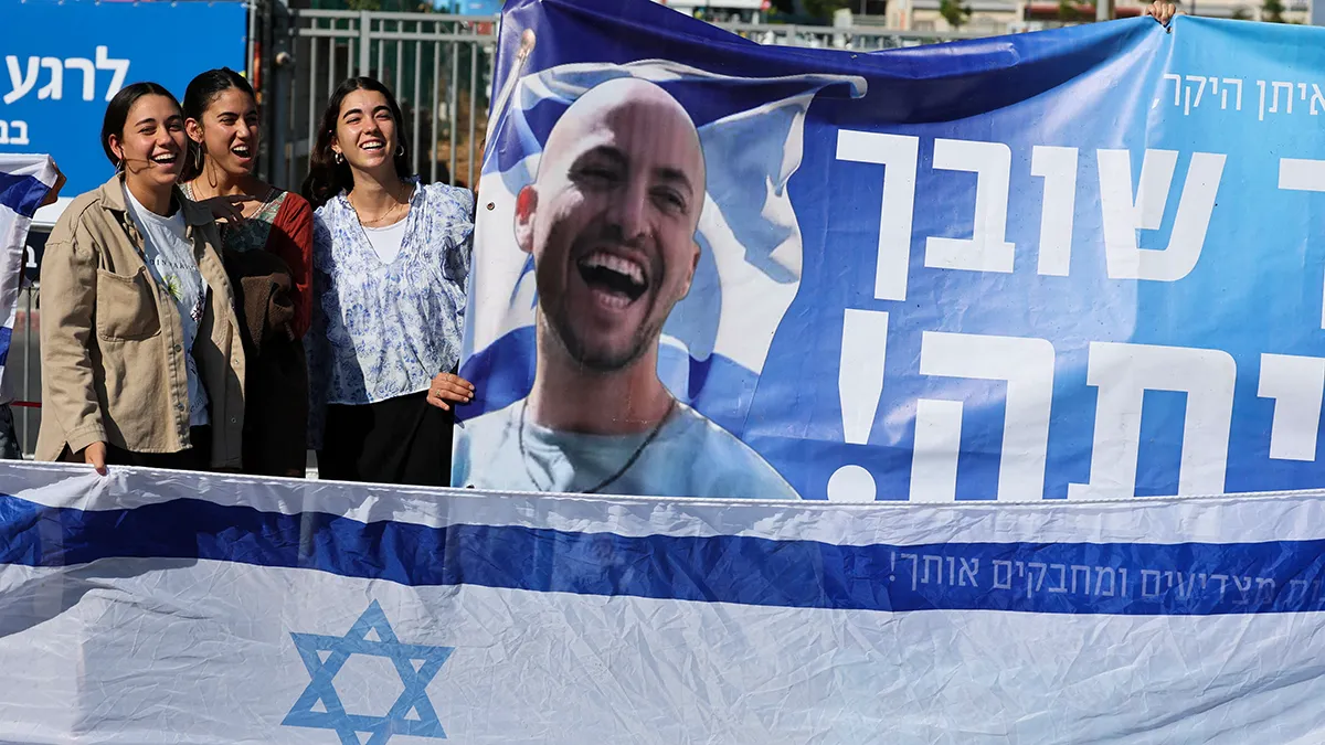 <p>La gente se reúne mientras espera la llegada de los rehenes, que fueron secuestrados durante el mortal ataque del 7 de octubre de 2023 por Hamás y llevados a Gaza, en el sitio del complejo Beilinson Schneider, en Petah Tikva, Israel, el 13 de octubre de 2025 - PHOTO/ AGENCIAS</p>
