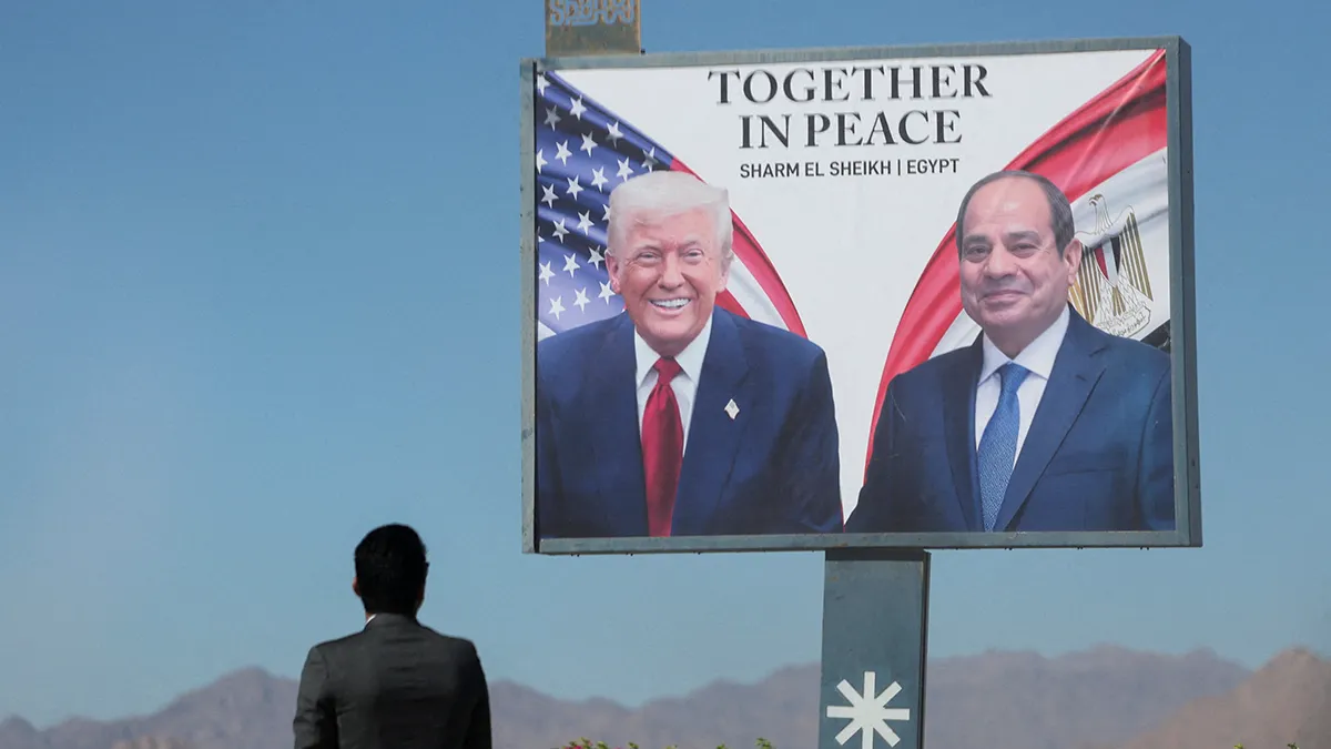 <p>Un hombre junto a un cartel que muestra al presidente estadounidense Donald Trump y al presidente egipcio Abdel Fattah el-Sisi en la Plaza de la Paz, antes de una cumbre internacional sobre Gaza, celebrada en medio de un alto el fuego entre Israel y Hamás, en el balneario egipcio de Sharm el-Sheikh, en el Mar Rojo, el 13 de octubre de 2025 - REUTERS/ MOHAMED ABD EL GHANY</p>
