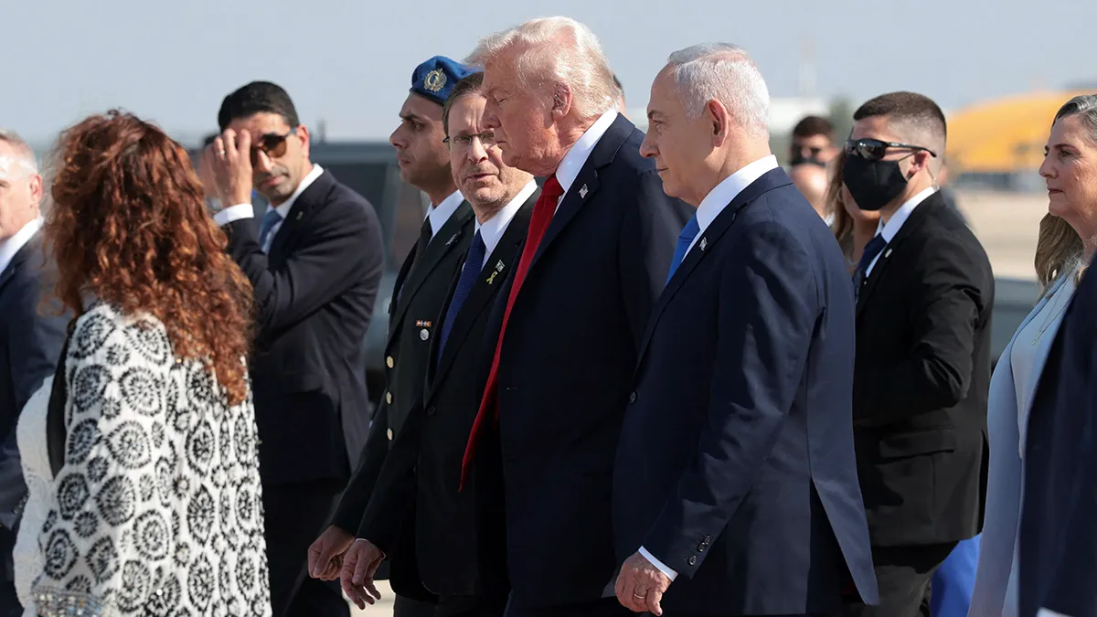 <p>El primer ministro israelí, Benjamin Netanyahu, camina con el presidente estadounidense Donald Trump y el presidente israelí Isaac Herzog en el Aeropuerto Internacional Ben Gurion, en medio de un intercambio de prisioneros y rehenes negociado por Estados Unidos y un acuerdo de alto el fuego entre Israel y Hamás, en Lod, Israel, el 13 de octubre de 2025 - REUTERS/ EVELYN HOCKSTEIN</p>
