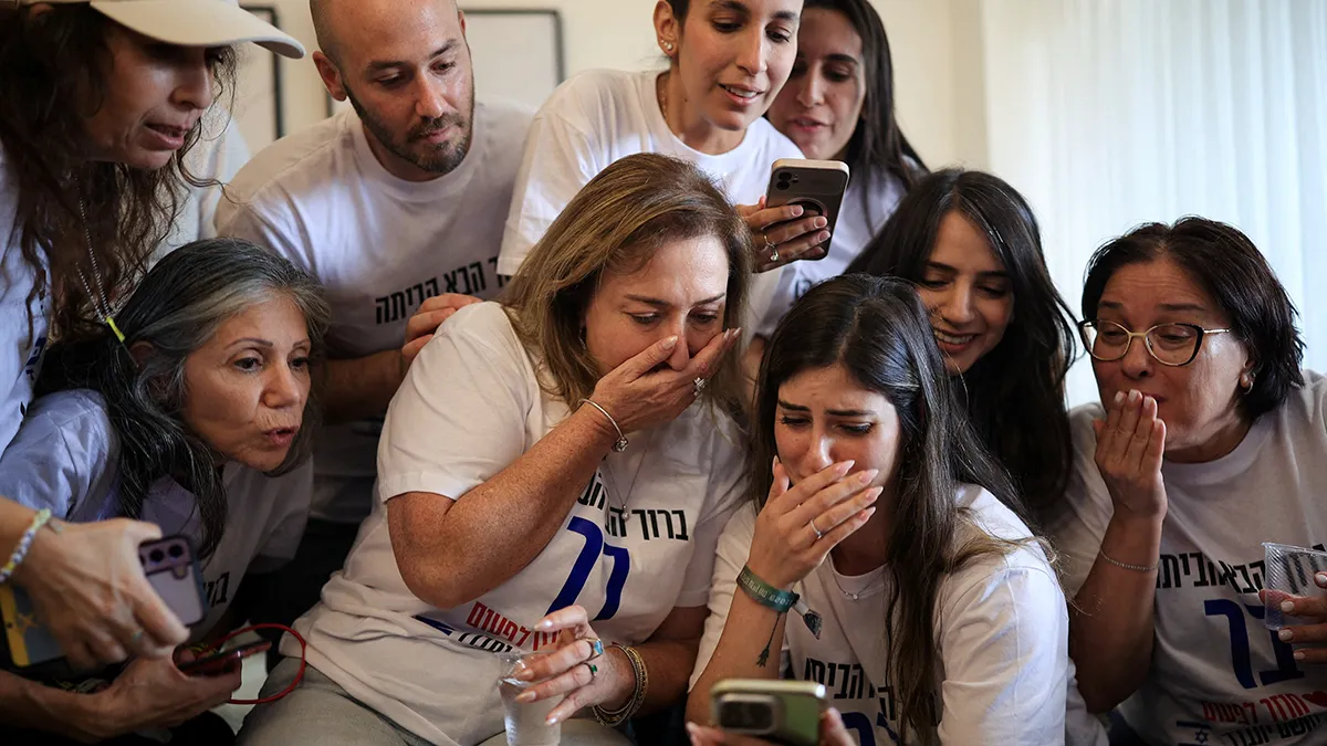 La madre y otros familiares del rehén israelí Bar Abraham Kupershtein, retenido en Gaza desde el mortal ataque perpetrado por Hamás el 7 de octubre de 2023, hablan con él por videollamada antes de su liberación como parte de un intercambio de rehenes y un acuerdo de alto el fuego en Gaza entre Hamás e Israel, en Holón, Israel - REUTERS/ ITAI RON