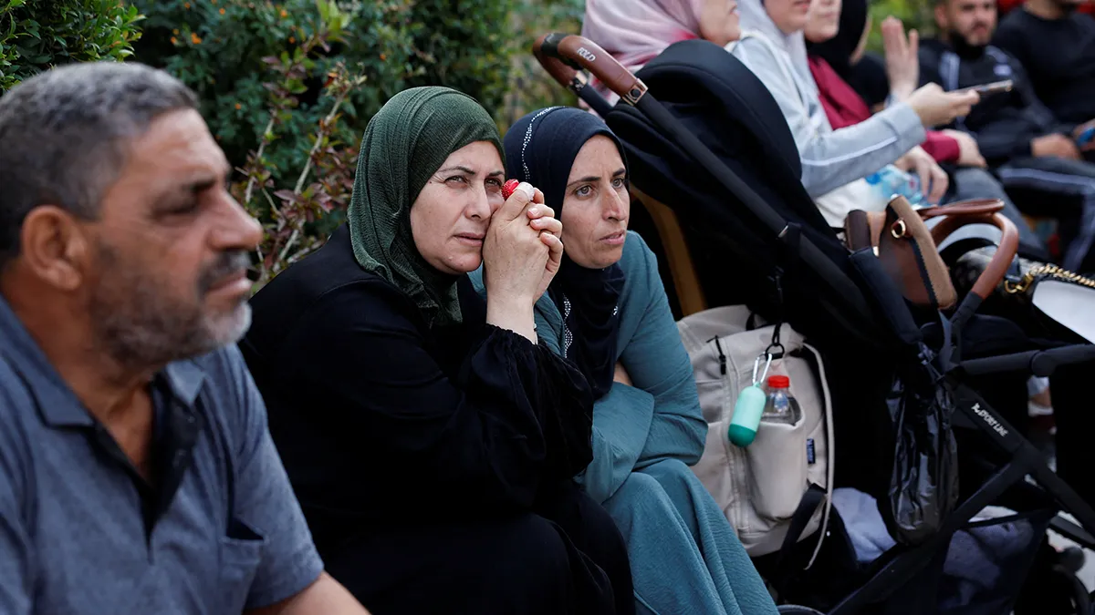 <p>Familias esperan a sus familiares el día en que prisioneros palestinos son liberados de una cárcel israelí como parte de un intercambio de rehenes y prisioneros y un acuerdo de alto el fuego en Gaza entre Hamás e Israel, en Ramallah, en la Cisjordania ocupada por Israel, el 13 de octubre de 2025 - REUTERS/ AMMAR AWDA</p>
