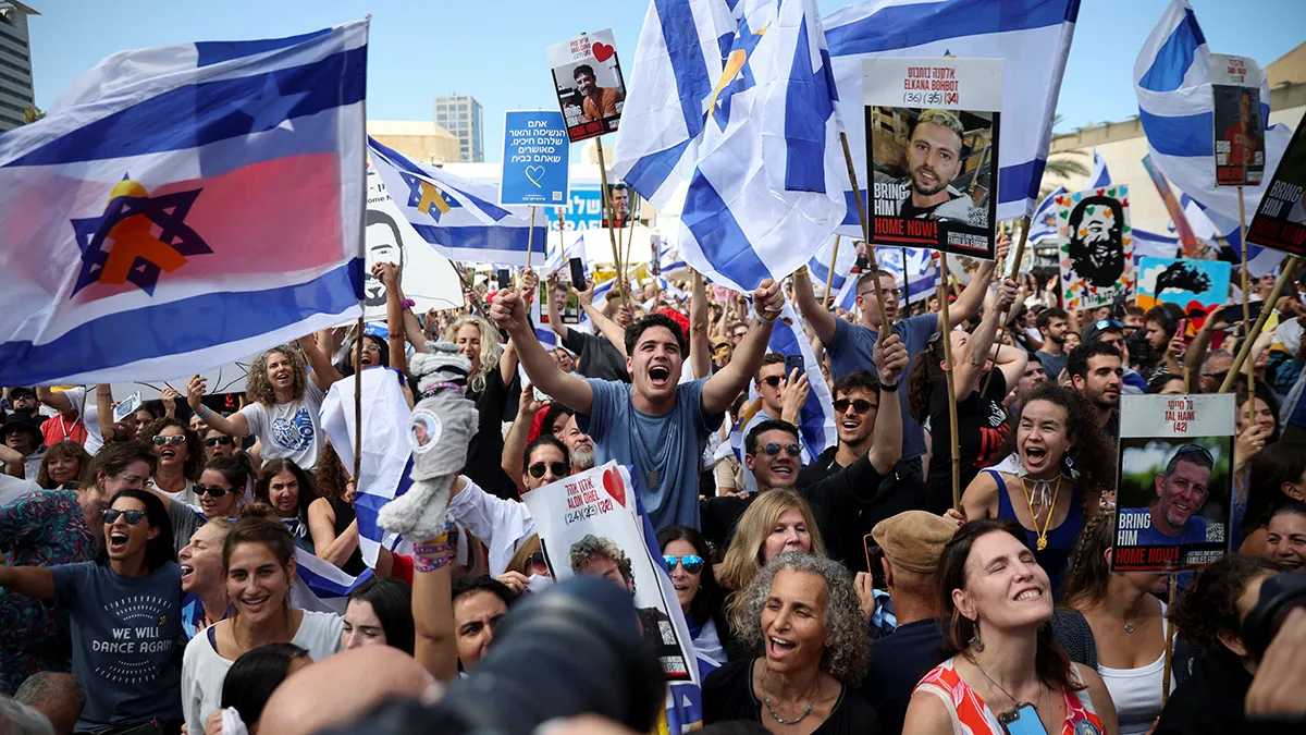 <p>La gente reacciona en la Plaza de los Rehenes el día en que Hamás libera a los rehenes, que han estado retenidos en Gaza desde el mortal ataque del 7 de octubre de 2023 por Hamás, como parte de un intercambio de prisioneros y rehenes y un acuerdo de alto el fuego entre Israel y Hamás, en Tel Aviv, Israel, el 13 de octubre de 2025 - REUTERS/ SHIR TOREM</p>
