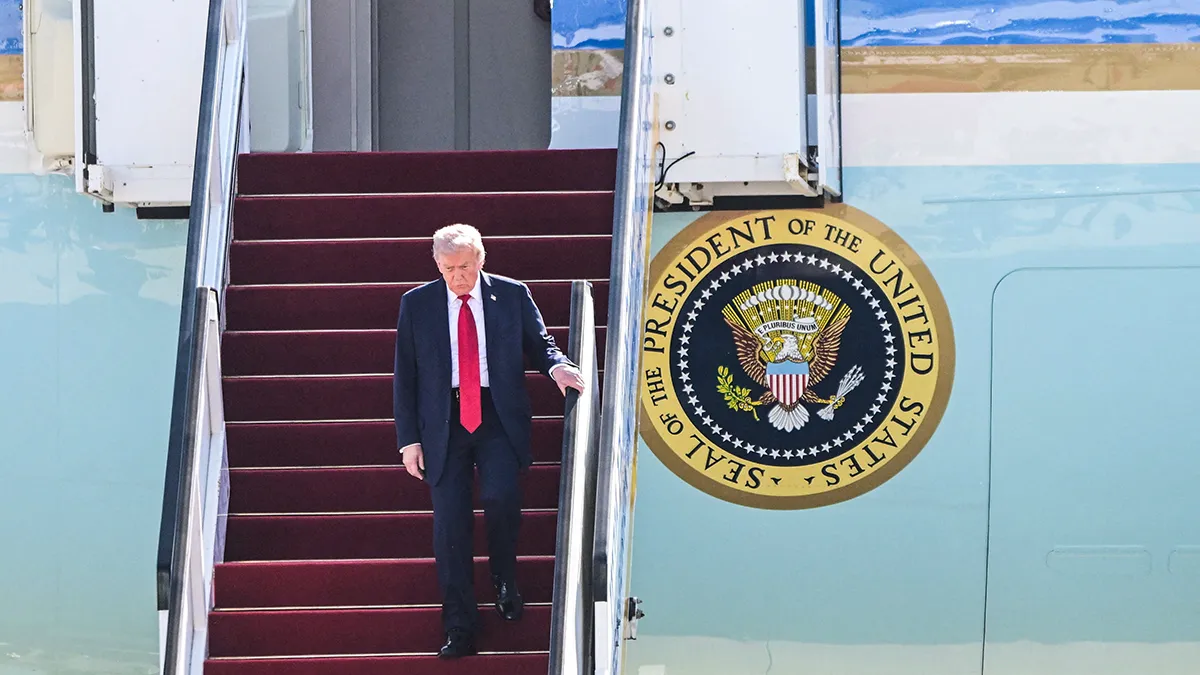 <p>El presidente estadounidense, Donald Trump, desembarca del Air Force One en el Aeropuerto Internacional Ben Gurión, el mismo día en que Hamás libera a rehenes israelíes y a prisioneros palestinos, tras la entrada en vigor de un alto el fuego en virtud de la primera fase de un acuerdo negociado por Estados Unidos. Lod, Israel, 13 de octubre de 2025 - REUTERS/ YOSSI ZELIGER </p>
