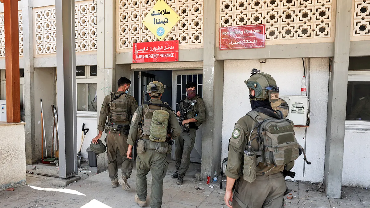 <p>Soldados israelíes caminan junto a la entrada del Hospital Europeo en Khan Younis, en la Franja de Gaza, donde encontraron un túnel subterráneo, en medio de la operación terrestre del ejército israelí contra el grupo islamista palestino Hamás, el 8 de junio de 2025 - REUTERS/ RONRN ZVULUN </p>
