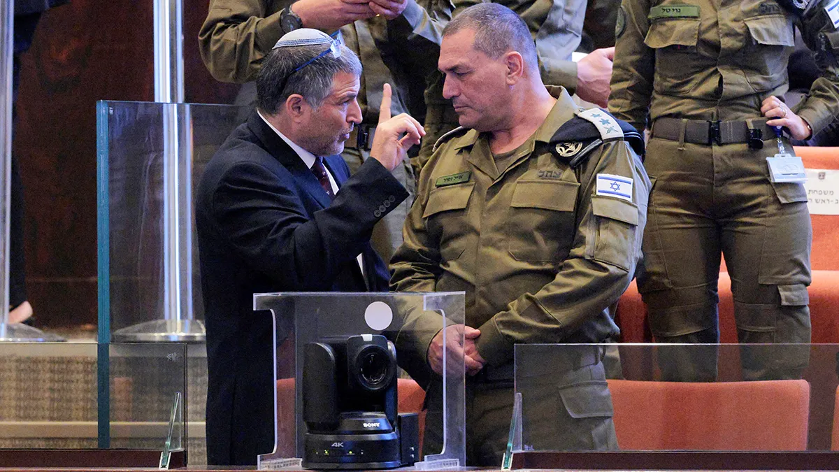 <p>El jefe del servicio de seguridad nacional Shin Bet, el mayor general David Zini (izq.), habla con el jefe del ejército israelí, el teniente general Eyal Zamir, antes del discurso del presidente estadounidense Donald Trump ante la Knéset el 13 de octubre de 2025 en Jerusalén - Chip Somodevilla vía REUTERS</p>
