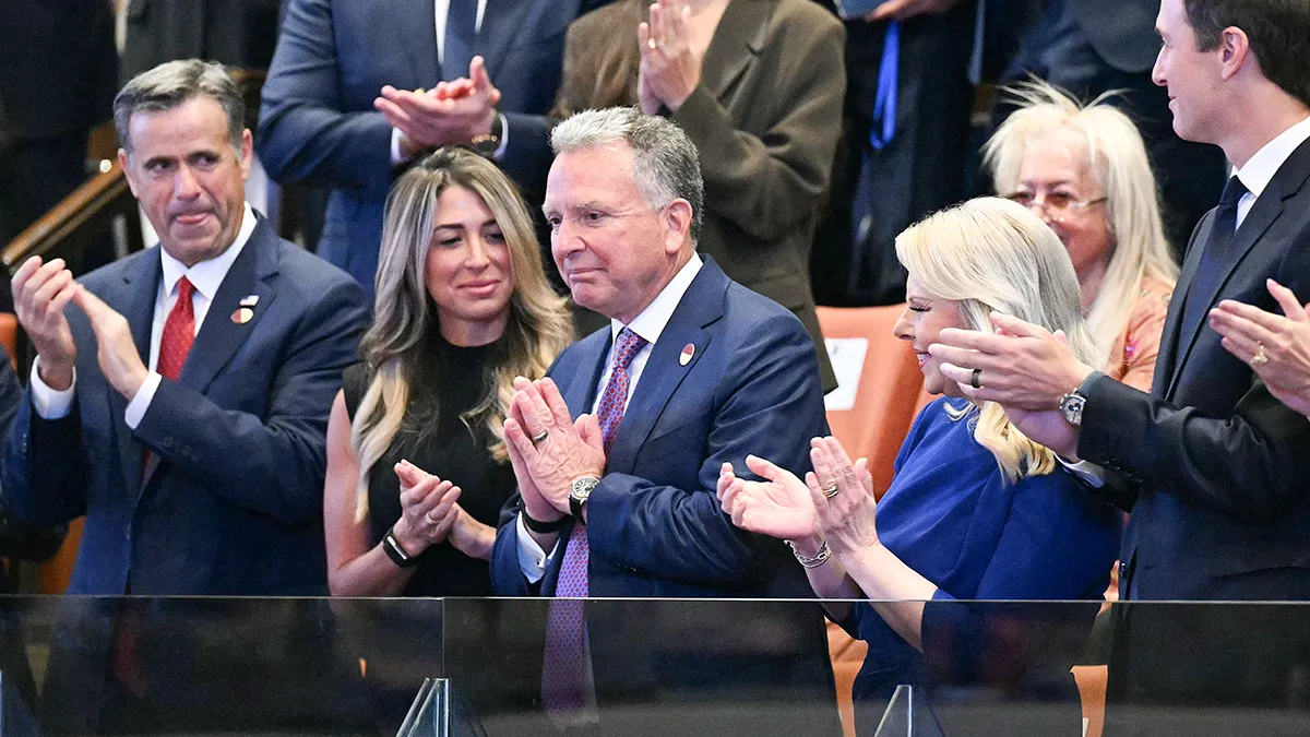 <p>El enviado especial de Estados Unidos a Oriente Medio, Steve Witkoff, reconoce los aplausos de los miembros de la Knesset, en Jerusalén, el 13 de octubre de 2025 - PHOTO/ SAUL LOEB via REUTERS</p>
