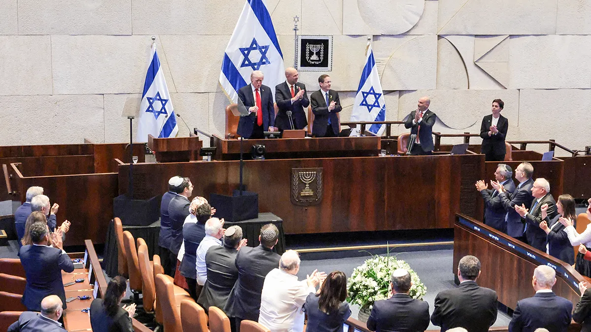 <p>El presidente de Estados Unidos, Donald Trump, reacciona tras ser aplaudido en la Knesset el día que se dirige allí, en medio de un intercambio de prisioneros y rehenes negociado por Estados Unidos y un acuerdo de alto el fuego entre Israel y Hamás, en Jerusalén, el 13 de octubre de 2025 - REUTERS/ EVELYN HOCKSTEIN</p>
