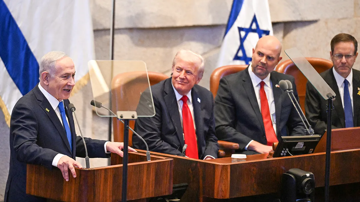 <p>El primer ministro israelí, Benjamin Netanyahu, con el presidente Donald J. Trump en la Knéset el 13 de octubre de 2025 en Jerusalén - PHOTO/ KENNY HOLSTON via REUTERS</p>
