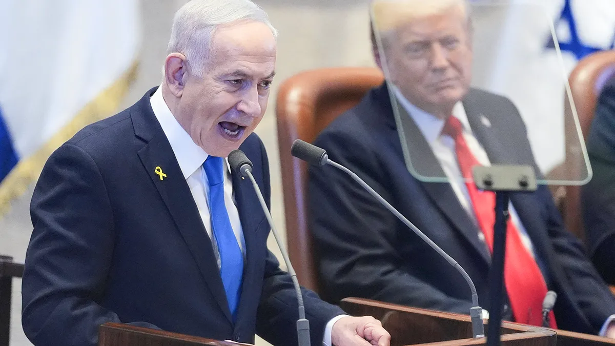 <p>El presidente Donald Trump escucha al primer ministro israelí, Benjamin Netanyahu, mientras este habla en la Knéset, el lunes 13 de octubre de 2025, en Jerusalén - PHOTO/ EVAN VUCCI  via  REUTERS</p>
