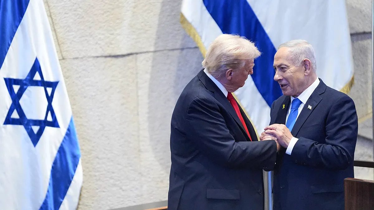 <p>El presidente Donald Trump conversa con el primer ministro israelí, Benjamin Netanyahu, en la Knéset, el parlamento israelí, el lunes 13 de octubre de 2025, en Jerusalén - PHOTO/ EVAN VUCCI  via  REUTERS</p>
