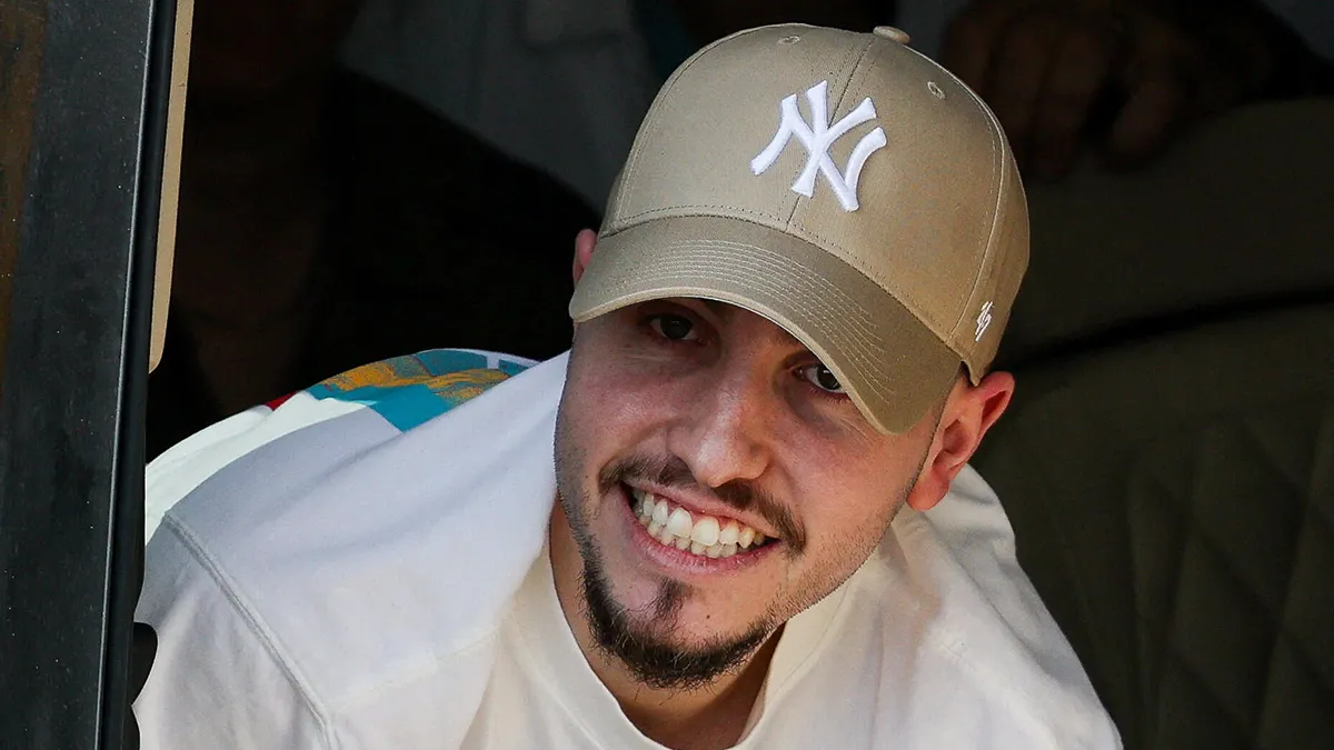 <p>El rehén liberado Eitan Abraham Mor, quien fue secuestrado durante el ataque mortal del 7 de octubre de 2023 por Hamás y llevado a Gaza, reacciona a su llegada al Centro Médico Rabin-Hospital Beilinson, en medio de un intercambio de rehenes y prisioneros y un acuerdo de alto el fuego entre Israel y Hamás en Gaza, en Petah Tikva, Israel, el 13 de octubre de 2025 - REUTERS/ STOYAN NENOV</p>
