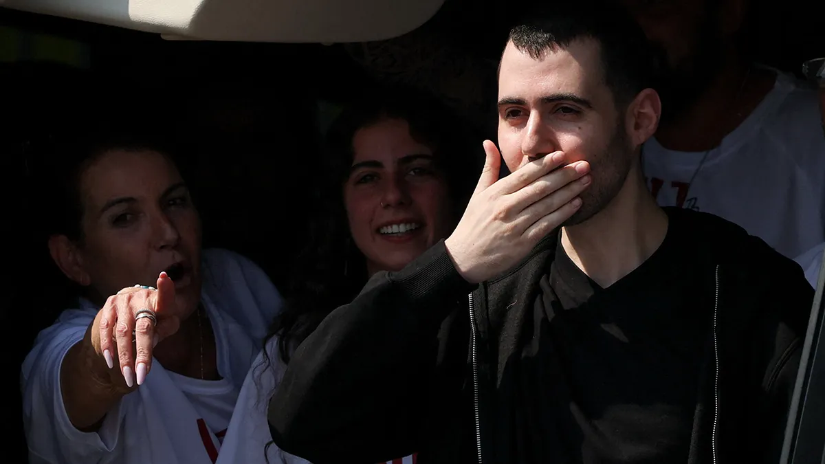 <p>El rehén liberado Guy Gilboa-Dalal, quien fue secuestrado durante el ataque mortal del 7 de octubre de 2023 por Hamás y llevado a Gaza, reacciona a su llegada al Centro Médico Rabin-Hospital Beilinson, en medio de un intercambio de rehenes y prisioneros y un acuerdo de alto el fuego entre Israel y Hamás en Gaza, en Petah Tikva, Israel, el 13 de octubre de 2025 - REUTERS/ STOYAN NENOV</p>
