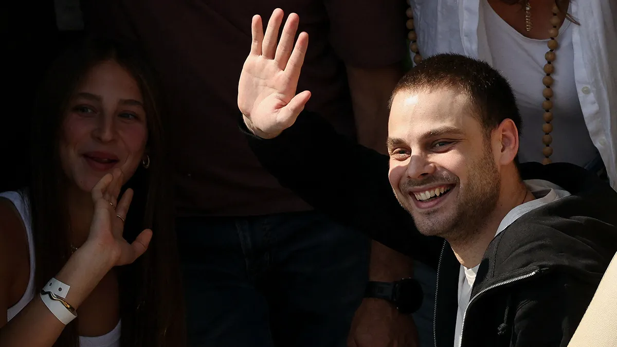 <p>El rehén liberado Alon Ohel, quien fue secuestrado durante el mortal ataque del 7 de octubre de 2023 por Hamás y llevado a Gaza, hace un gesto a su llegada al Centro Médico Rabin-Hospital Beilinson, en medio de un intercambio de rehenes por prisioneros y un acuerdo de alto el fuego entre Israel y Hamás en Gaza, en Petah Tikva, Israel, el 13 de octubre de 2025 - REUTERS/ STOYAN NENOV</p>
