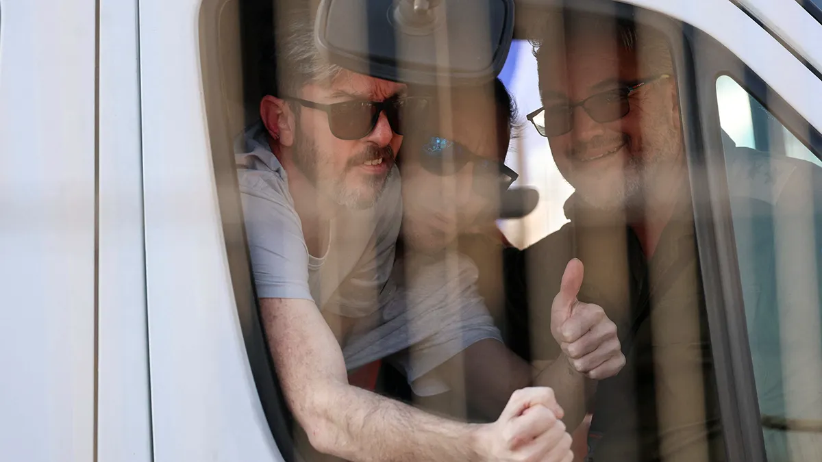 <p>Los rehenes liberados, los hermanos Cunio, Ariel y David, que fueron secuestrados durante el mortal ataque del 7 de octubre de 2023 por Hamas y llevados a Gaza, llegan al Centro Médico Sheba, en medio de un alto el fuego entre Israel y Hamas en Gaza, en Ramat Gan, Israel, el 13 de octubre de 2025 - REUTERS/ HANNAH McKAY</p>
