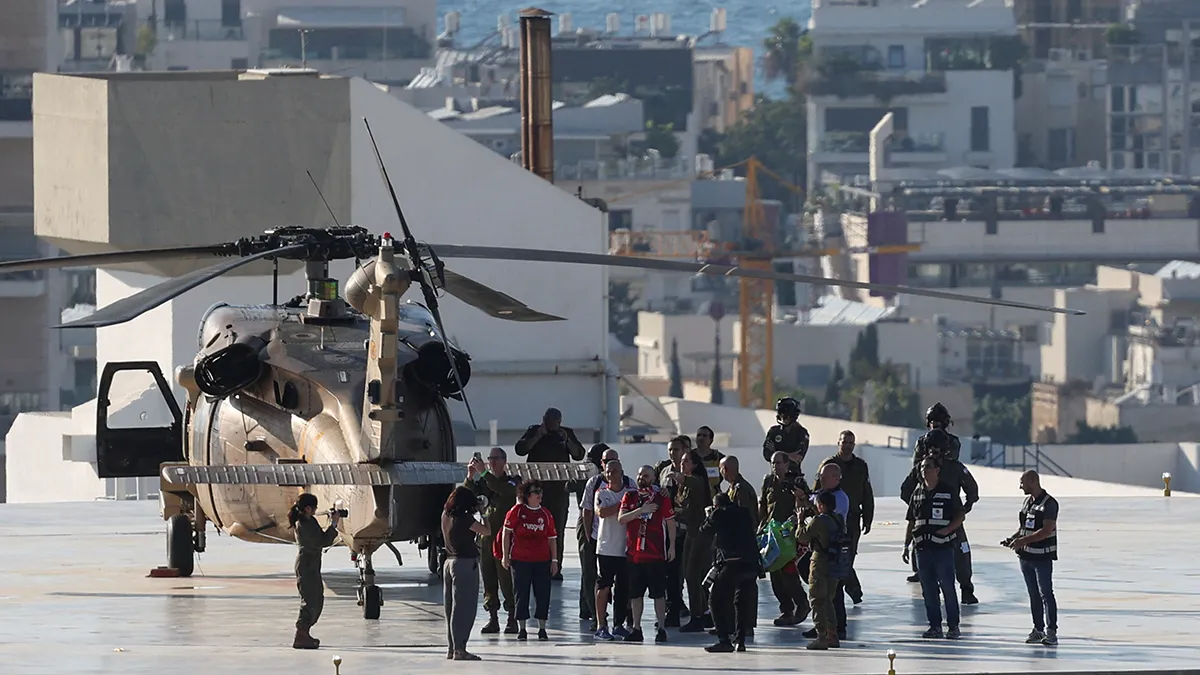 <p>El rehén liberado Eitan Horn, quien fue secuestrado durante el mortal ataque del 7 de octubre de 2023 por Hamás y llevado a Gaza, gesticula al llegar al Centro Médico Sourasky (Ichilov), en medio de un intercambio de rehenes por prisioneros y un acuerdo de alto el fuego entre Israel y Hamás en Gaza, en Tel Aviv, Israel, el 13 de octubre de 2025 - REUTERS/ RONEN ZVULUN </p>
