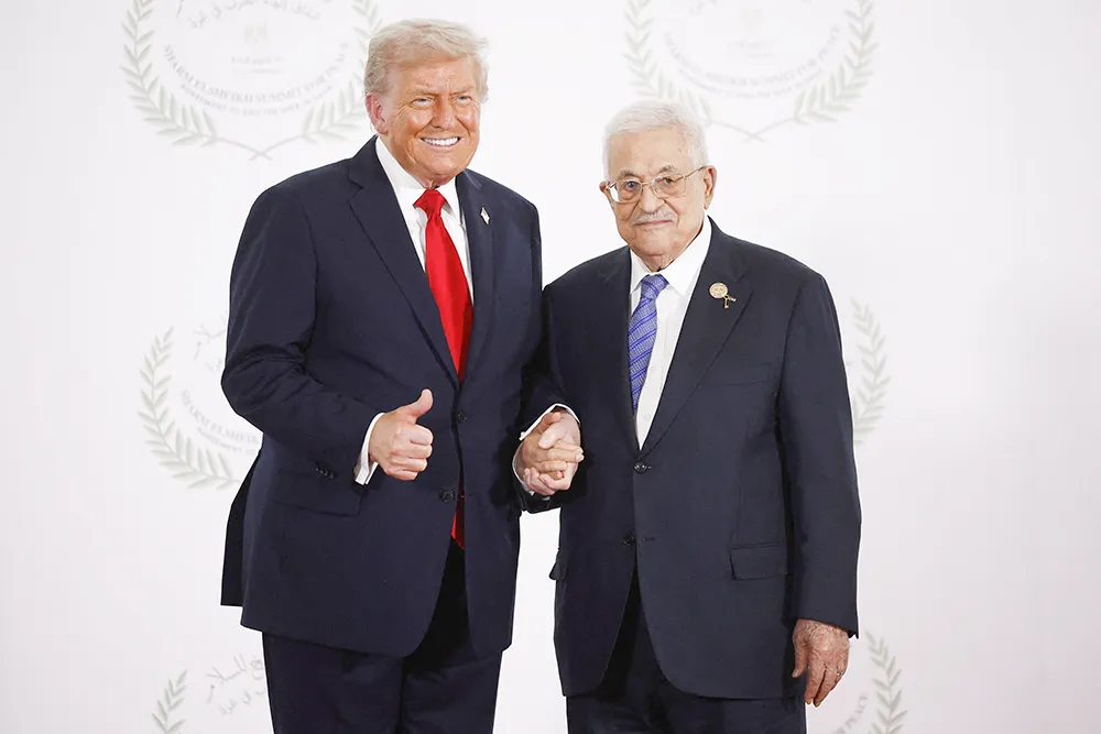 <p>El presidente estadounidense Donald Trump y el presidente de la Autoridad Palestina Mahmoud Abbas posan para una foto en una cumbre de líderes mundiales para poner fin a la guerra de Gaza, en medio de un intercambio de prisioneros y rehenes negociado por Estados Unidos y un acuerdo de alto el fuego entre Israel y Hamás, en Sharm el-Sheikh, Egipto, el 13 de octubre de 2025 - PHOTO/ YOAN VALAT via. REUTERS </p>
