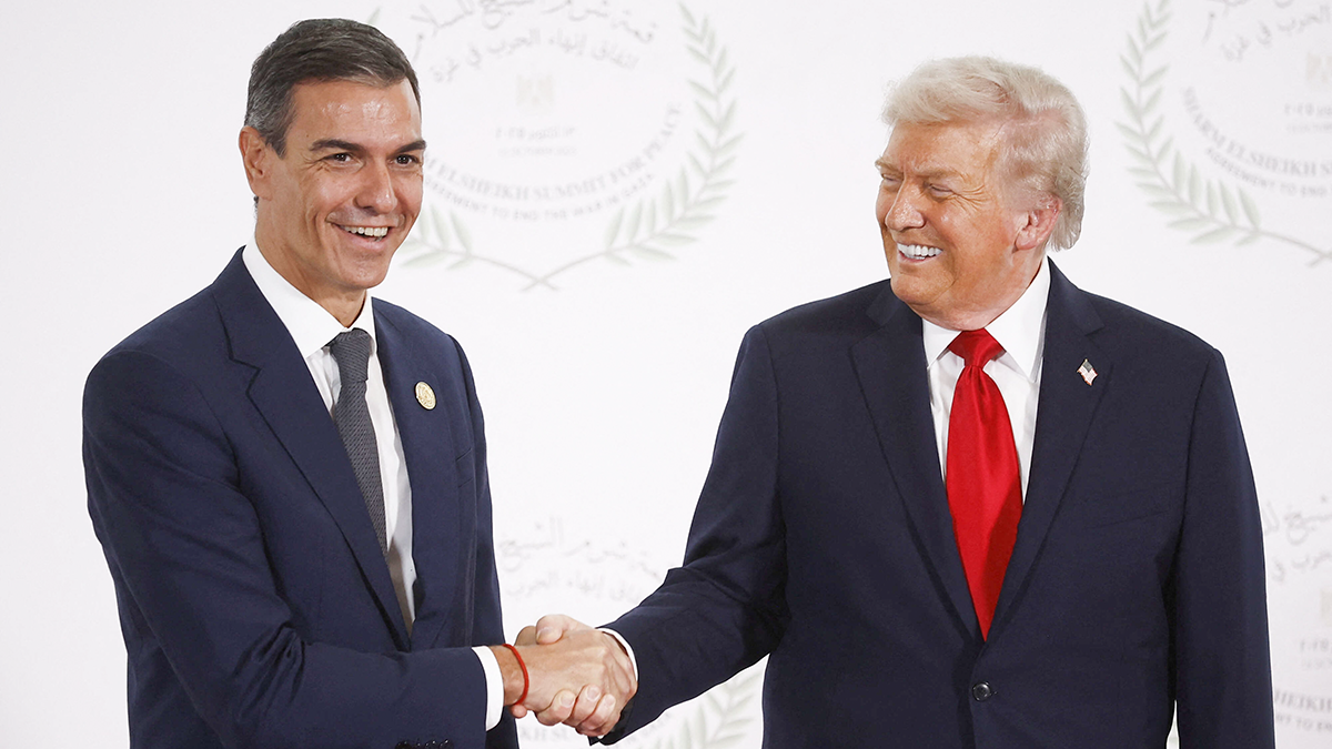 <p>El presidente de Estados Unidos, Donald Trump, y el primer ministro de España, Pedro Sánchez, se estrechan la mano mientras posan para una foto en Sharm el-Sheikh, Egipto, el 13 de octubre de 2025 - Yoan Valat vía REUTERS</p>
