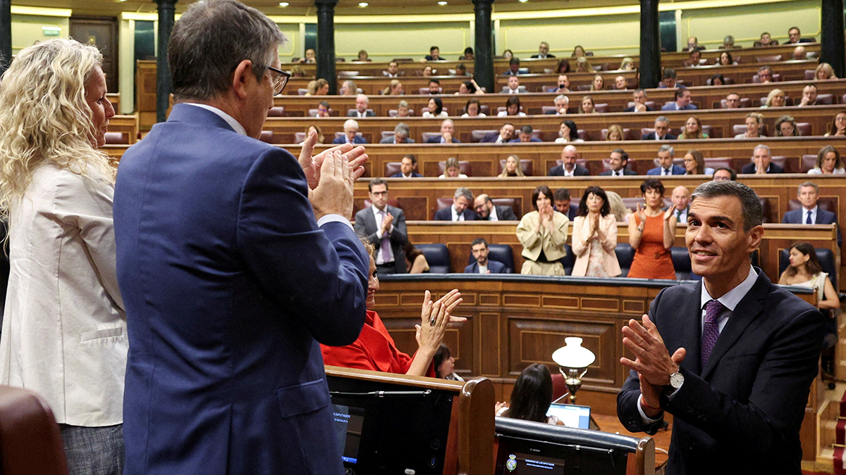 <p>El presidente del Gobierno español, Pedro Sánchez, aplaude junto a sus compañeros del Partido Socialista Obrero Español (PSOE) tras dirigirse al Parlamento sobre la presunta corrupción que involucra a su partido, en Madrid, España, el 9 de julio de 2025 - REUTERS/ VIOLETA SANOS MOURA</p>
