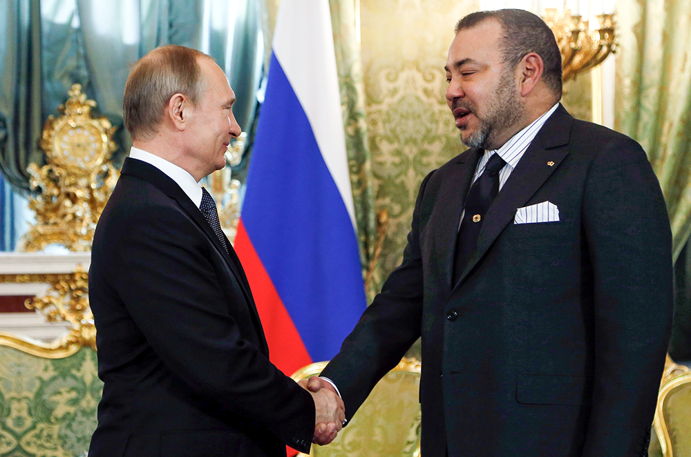 <p>Vladimir Putin, presidente de Rusia estrecha la mano del rey de Marruecos, Mohammed VI, durante una reunión en el Kremlin en Moscú, Rusia, el 15 de marzo de 2016 - REUTERS/ MAXIM SHIPENKOV</p>
