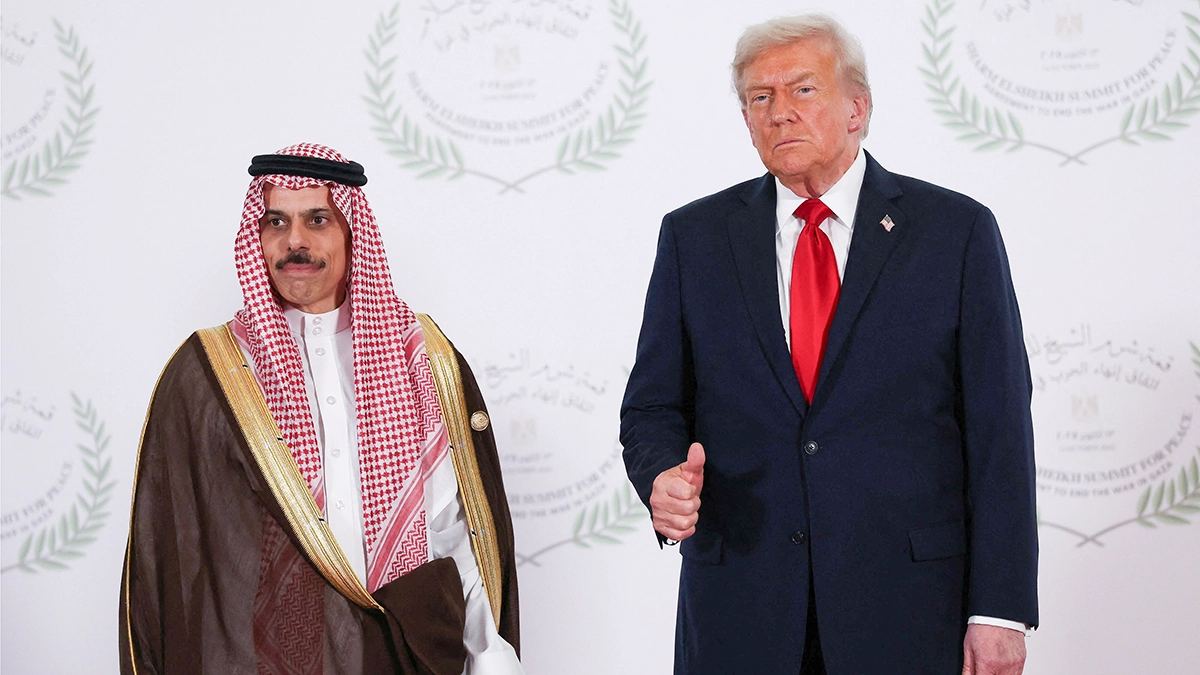 <p>Donald Trump, y el ministro de Asuntos Exteriores de Arabia Saudita, el príncipe Faisal bin Farhan Al-Saud, posan para una foto en una cumbre de líderes mundiales en Sharm el-Sheikh, Egipto, el 13 de octubre de 2025 - REUTERS/ SUZANNE PLUNKETT</p>
