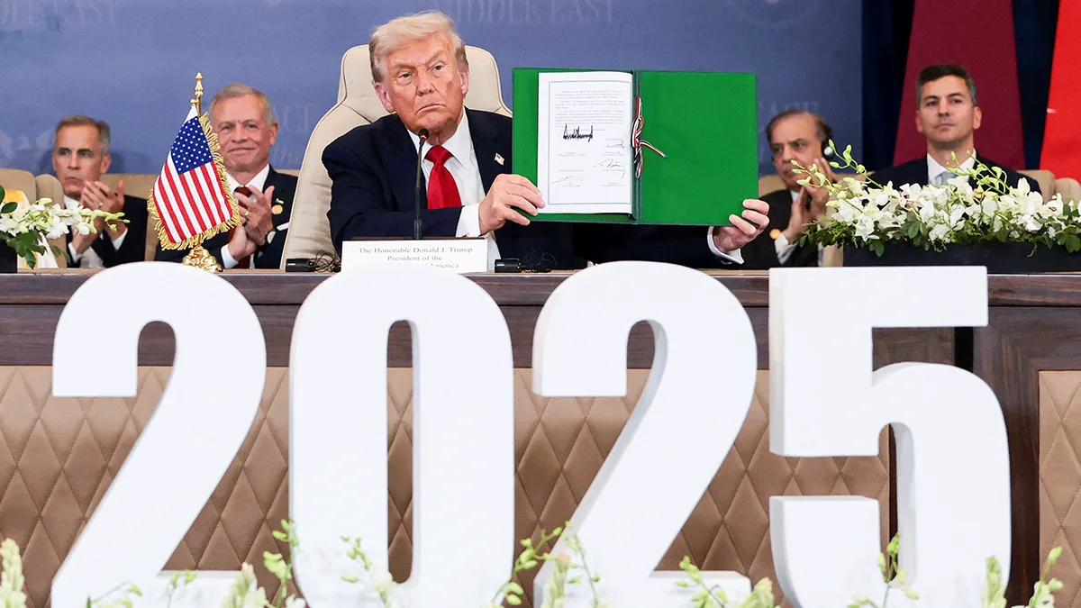 <p>El presidente de Estados Unidos, Donald Trump, sostiene el acuerdo firmado de la primera fase del alto el fuego en Gaza entre Israel y Hamás, en Sharm El-Sheikh, Egipto, el 13 de octubre de 2025 - REUTERS/ EVELYN HOCKSTEIN</p>
