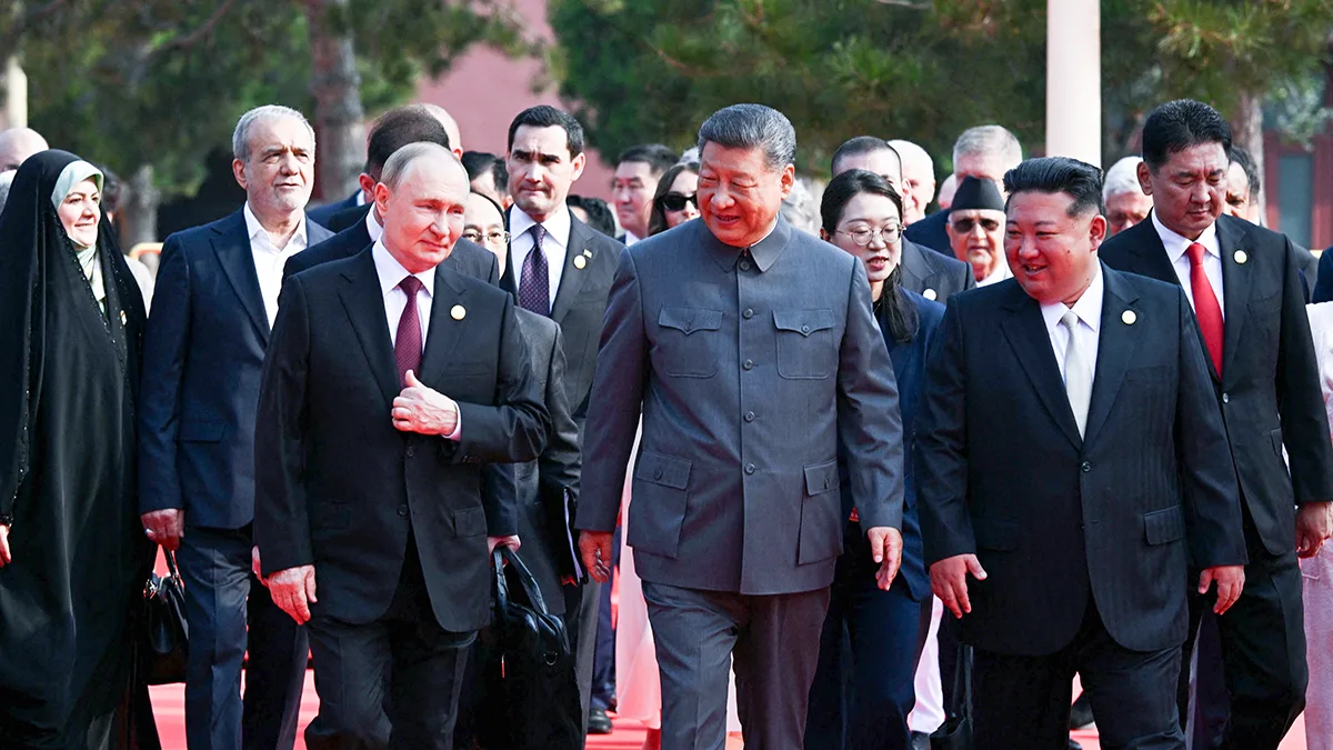 <p>El presidente ruso, Vladimir Putin, el presidente chino, Xi Jinping, en un desfile militar el 3 de septiembre de 2025 - SPUTNIK/ SERGEY BOBYLEV via  REUTERS</p>
