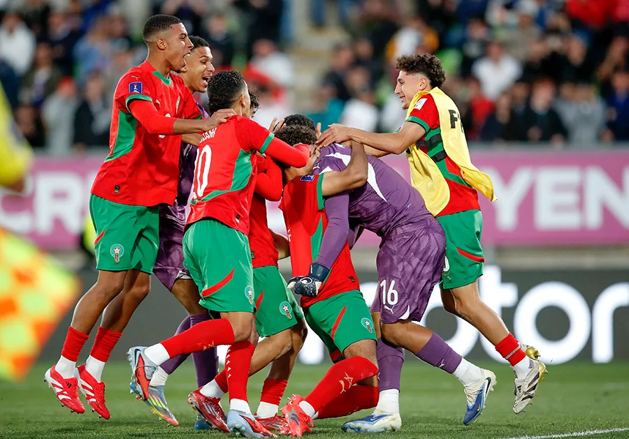 Abdelhakim El Mesbahi y sus compañeros celebran después de ganar el partido - REUTERS/ RODRIGO GARRIDO