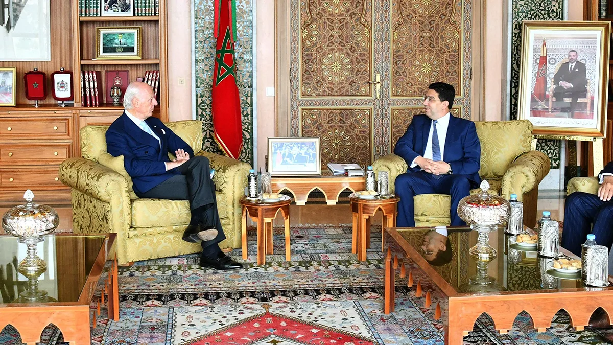 El ministro de Asuntos Exteriores de Marruecos, Nasser Bourita recibiendo al enviado personal del secretario general de la ONU para el Sáhara Occidental, Staffan de Mistura, en la capital, Rabat, el 5 de julio de 2022 - PHOTO/  Ministerio de Asuntos Exteriores de Marruecos