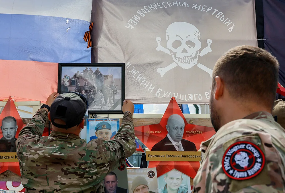 La gente se reúne frente a un monumento improvisado durante una ceremonia celebrada para rendir homenaje a los combatientes de Wagner que fueron asesinados en Mali por rebeldes tuareg del norte, en el centro de Moscú, Rusia, el 4 de agosto de 2024 - REUTERS/ YULIA MOROZOVA