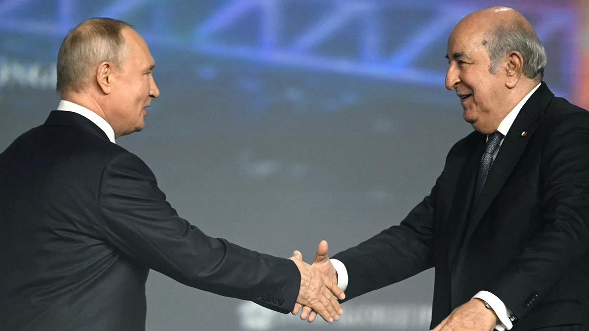 El presidente ruso, Vladímir Putin, estrecha la mano de su homólogo argelino, Abdelmadjid Tebboune, en San Petersburgo, Rusia, el 16 de junio de 2023 - Pavel Bednyakov/Fotografía de la agencia RIA Novosti vía REUTERS