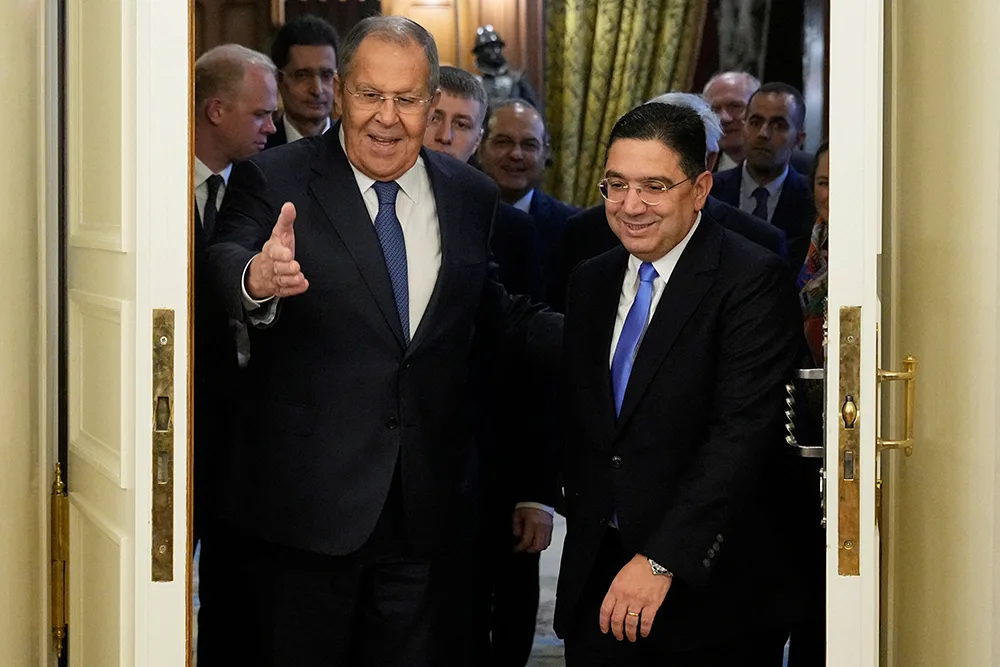 El ministro de Asuntos Exteriores ruso, Sergei Lavrov, y el ministro marroquí de Asuntos Exteriores, Cooperación Africana y Marroquíes Expatriados, Nasser Bourita, entran en una sala para sus conversaciones en Moscú, Rusia, el 16 de octubre de 2025 - PHOTO/ PAVEL BEDNYAKOV via REUTERS