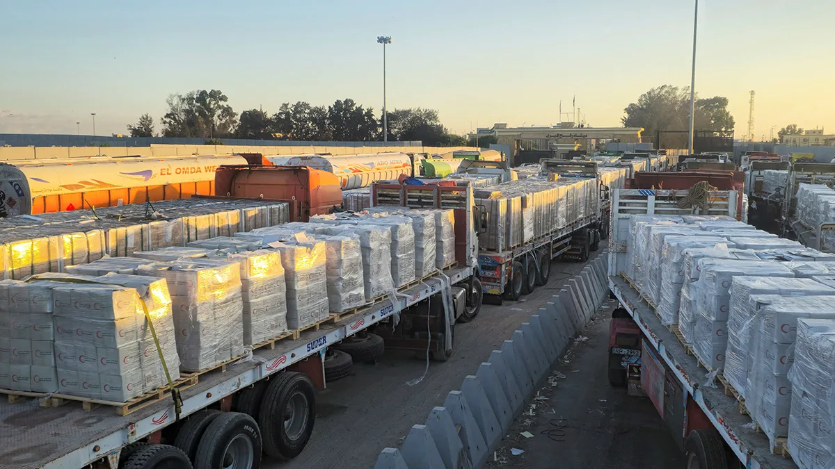 <p>Camiones que transportan ayuda humanitaria se alinean en la frontera de Rafah, del lado egipcio, y entran al cruce hacia la Franja de Gaza, después de que entrara en vigor un alto el fuego entre Israel y Hamás en Gaza, en Rafah, Egipto, el 16 de octubre de 2025 - PHOTO/ REUTERS</p>
