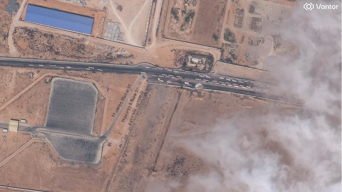 Una imagen satelital muestra camiones con ayuda esperando en la frontera entre Egipto y Gaza, en Rafah, Egipto, el 15 de octubre de 2025 - Imagen satelital 2025 Vantor/Distribuido vía REUTERS