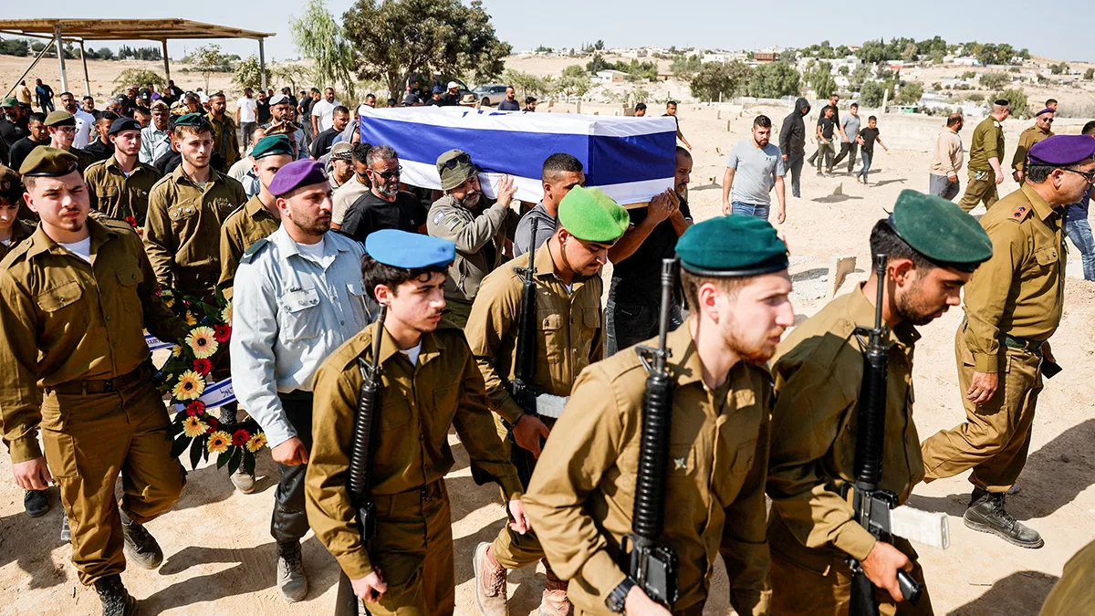 <p>Portadores del féretro llevan el ataúd del sargento mayor Muhammad Al-Atarash, en Sawe, sur de Israel, el 16 de octubre de 2025 - REUTERS/ AMMAR AWAD</p>
