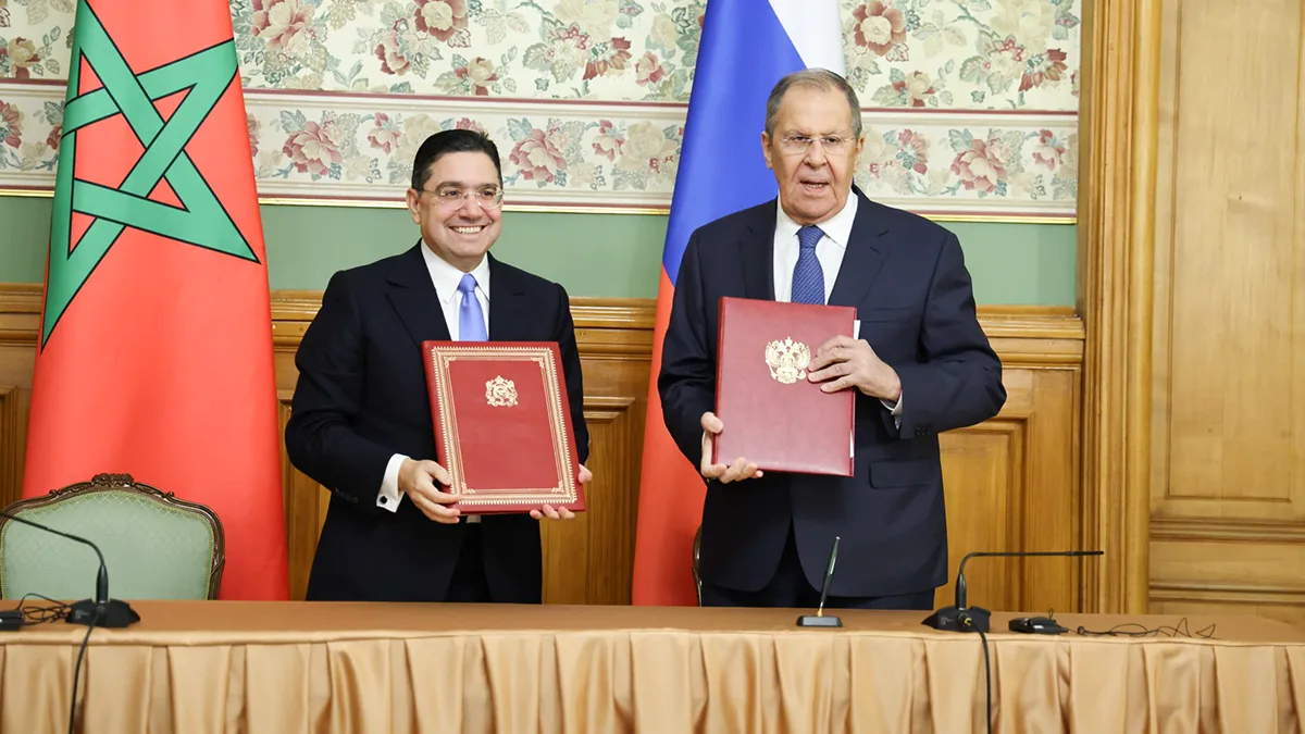 Los ministros de Asuntos Exteriores de Marruecos y Rusia, Nasser Bourita y Sergei Lavrov, posan con los MoU firmados tras su reunión en Moscú, Rusia el 16 de octubre de 2025 - PHOTO/X/@MarocDiplomatie