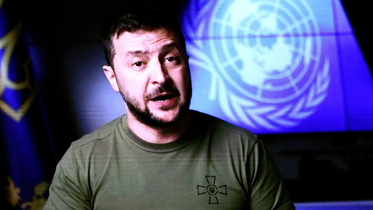 <p>El presidente de Ucrania, Volodimir Zelenski, aparece en una pantalla de video mientras pronuncia un discurso grabado ante la 77.ª sesión de la Asamblea General de las Naciones Unidas en la sede de la ONU en la ciudad de Nueva York, EE. UU., el 21 de septiembre de 2022 - REUTERS/ MIKE SEGAR</p>
