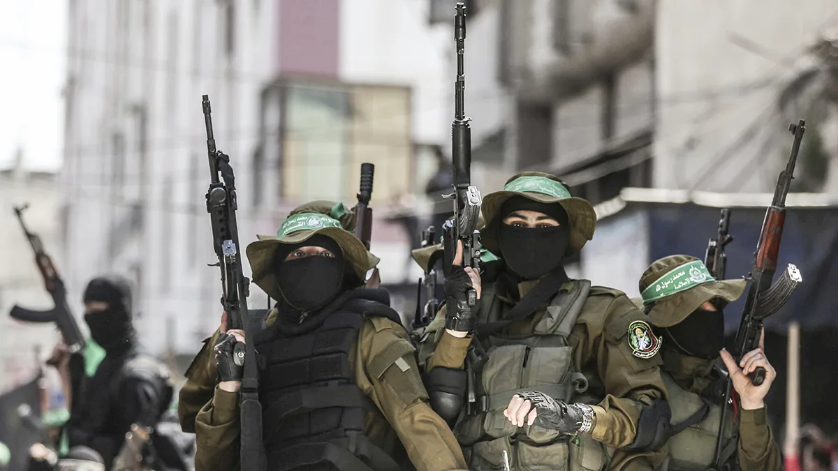 <p>Hombres armados y enmascarados de la brigada Qassam, el ala milicia de Hamás - AP//KHALIL HAMRA</p>
