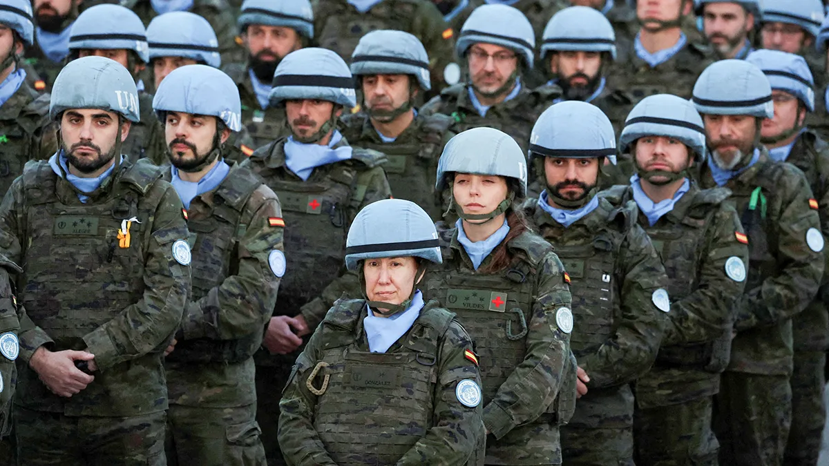 <p>Soldados de paz españoles en formación durante la visita de la ministra de Defensa de España, Margarita Robles, a las Fuerzas Provisionales de las Naciones Unidas en el Líbano (FPNUL) en Marjaaayoun, sur del Líbano, el 20 de enero de 2025 - REUTERS/ MOHAMED AZAKIR</p>
