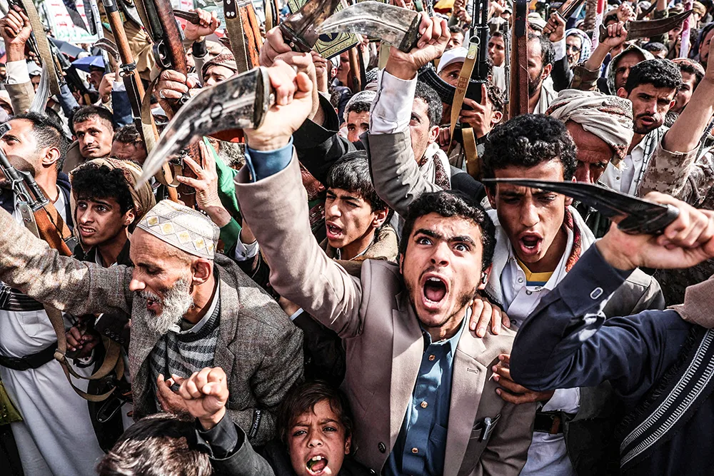<p>Manifestantes hutíes, gritan consignas durante una manifestación pro palestina un día después de los ataques aéreos israelíes en Saná, Yemen, el 26 de septiembre de 2025 - REUTERS/ KHALED ABDULLAH</p>
