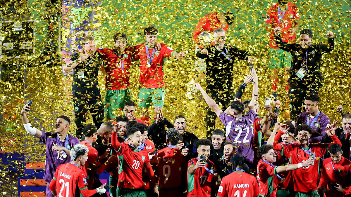 <p>Jugadores de Marruecos celebran con el trofeo después de ganar la Copa Mundial FIFA U-20 - REUTERS/ PABLO SANHUEZA</p>
